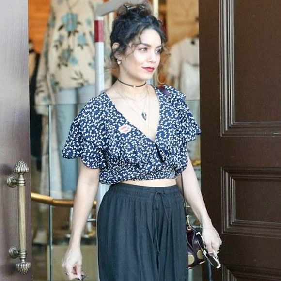 Faithfull the Brand Icon Top in Navy Pin Up Bow Print - Picture 9 of 12